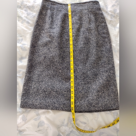 MaxMara women's high waisted wool blend pencil skirt. EUC. Size 10 (US). - Picture 12 of 12